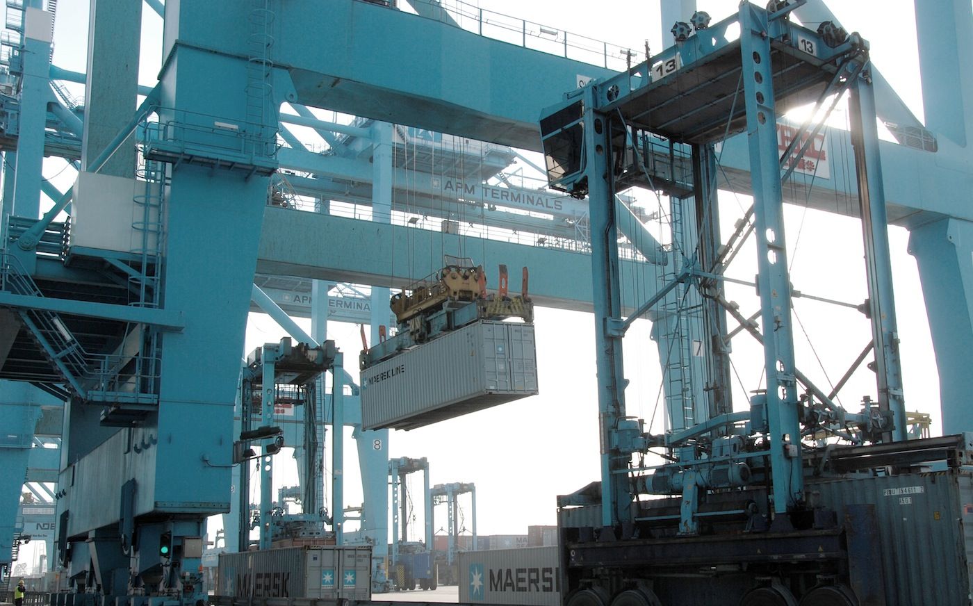 Manipulacion de un contenedor en APM Terminals de Algeciras