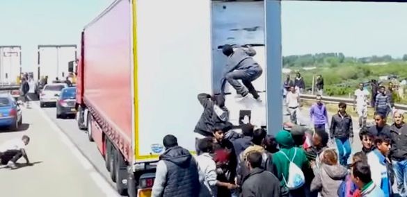 Inmigrantes subiéndose a un camión en Calais