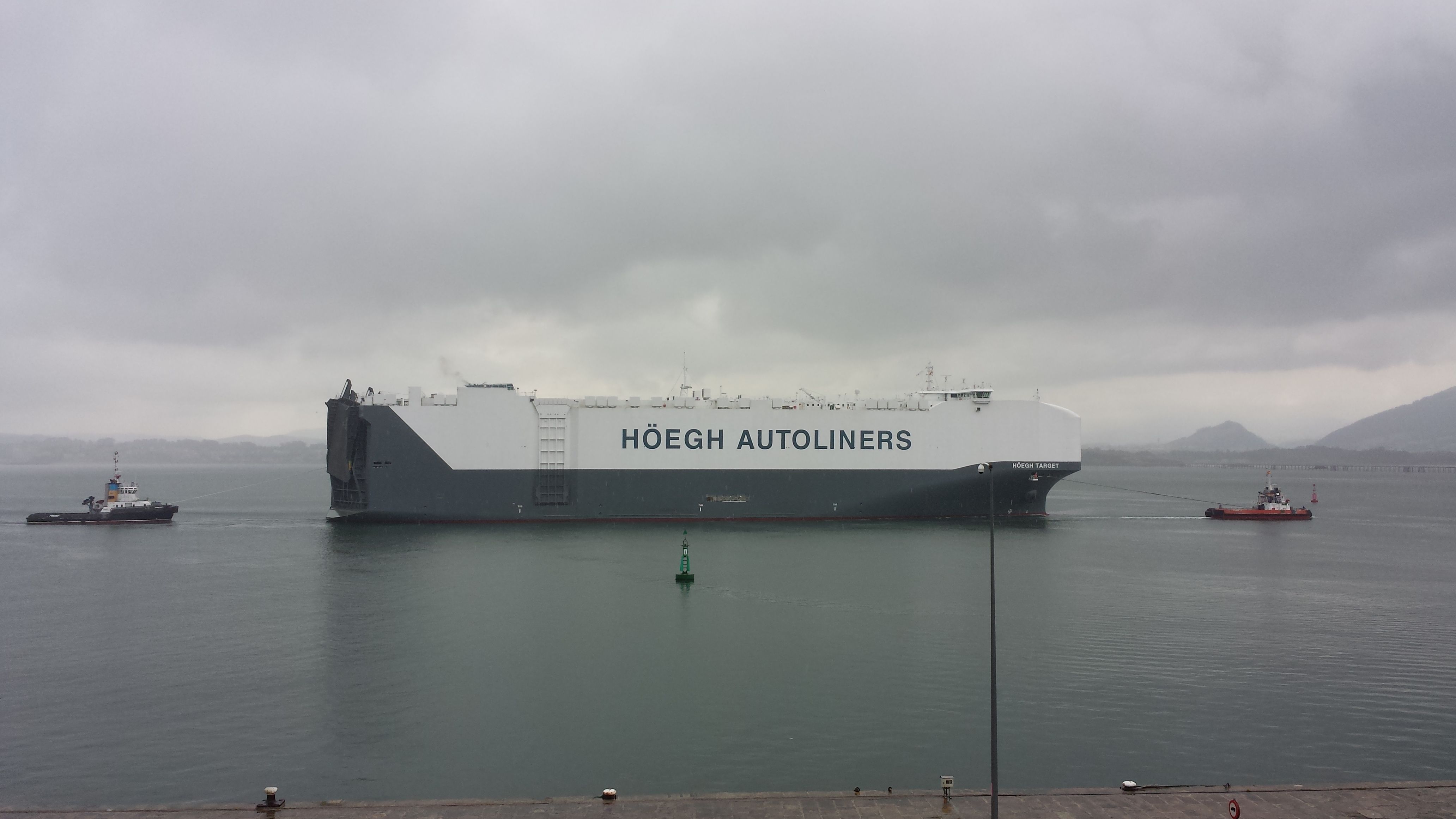 El buque ro-ro Hoegh Target en el puerto de Santander