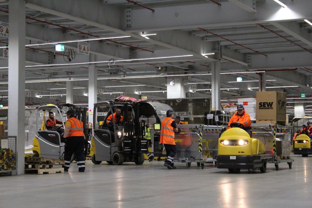 La frenetica actividad en el nuevo almacen de Leipzig