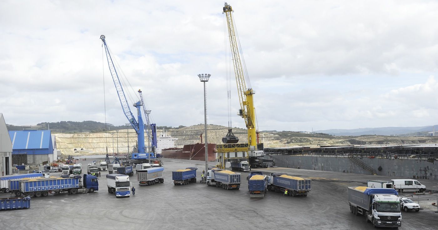 Descarga de mercancías en punta langosteira