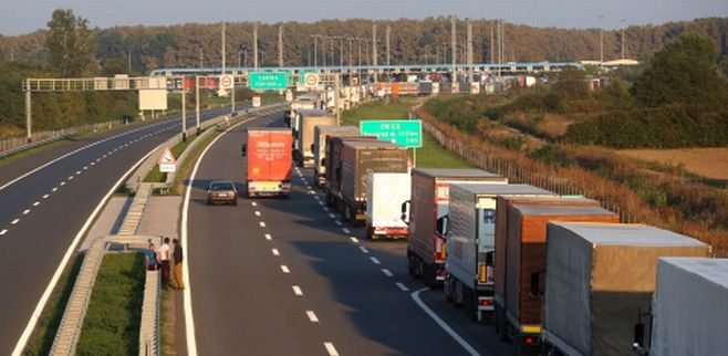 Camiones en la frontera entre Serbia y Croacia