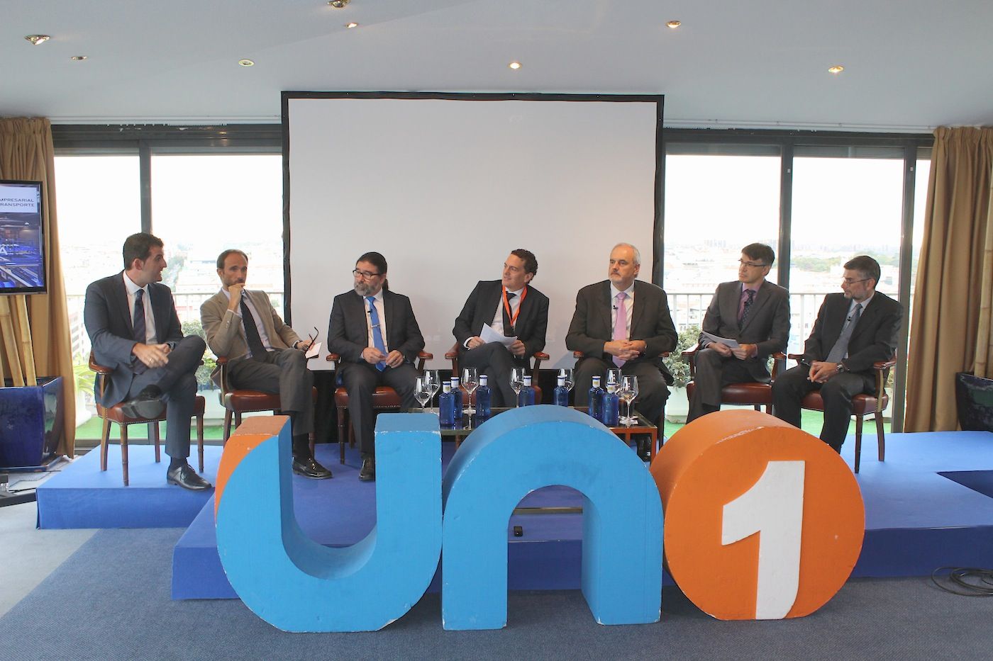 Mesa redonda logistica farmaceutica UNO