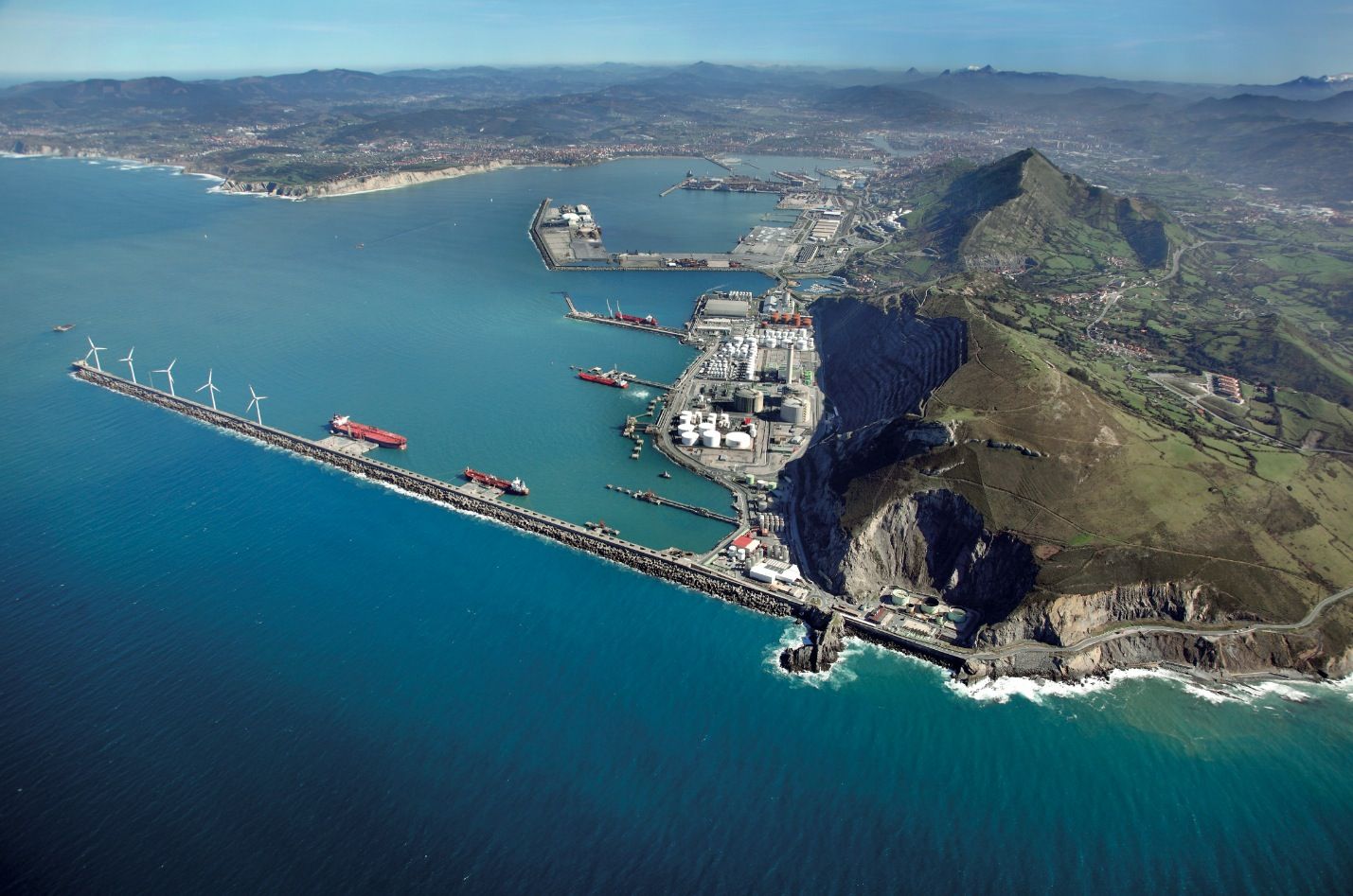 El puerto de Bilbao cierra el tercer trimestre con un aumento del 6,5% en su trafico de mercancias
