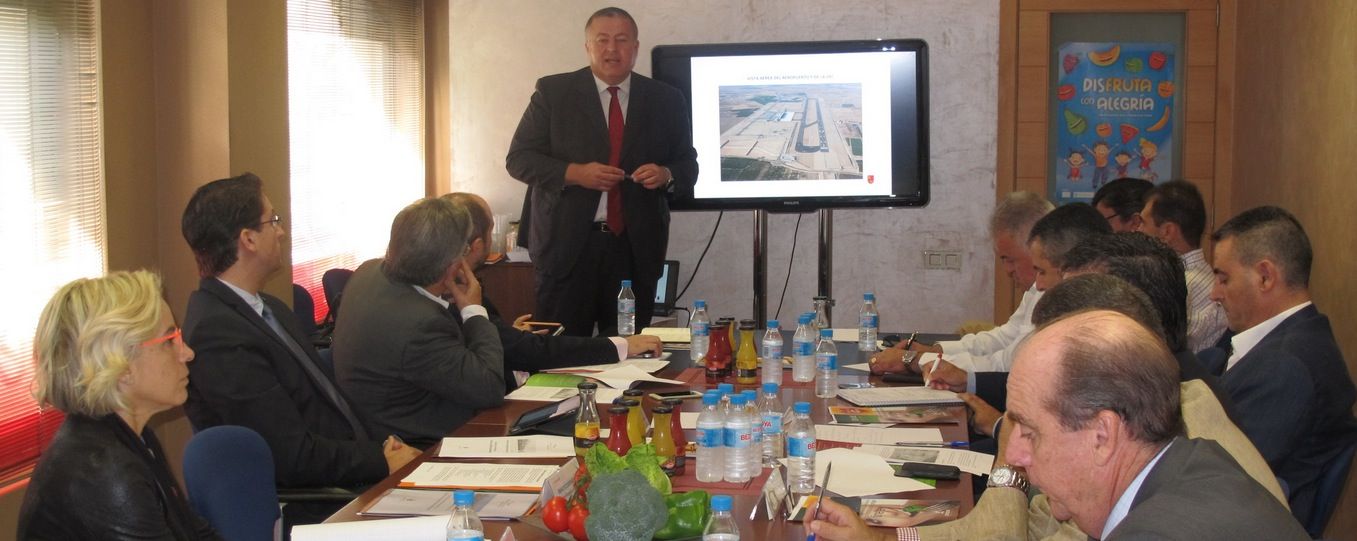 La administración murciana presenta a Proexport las posibilidades del aeropuerto de Corvera
