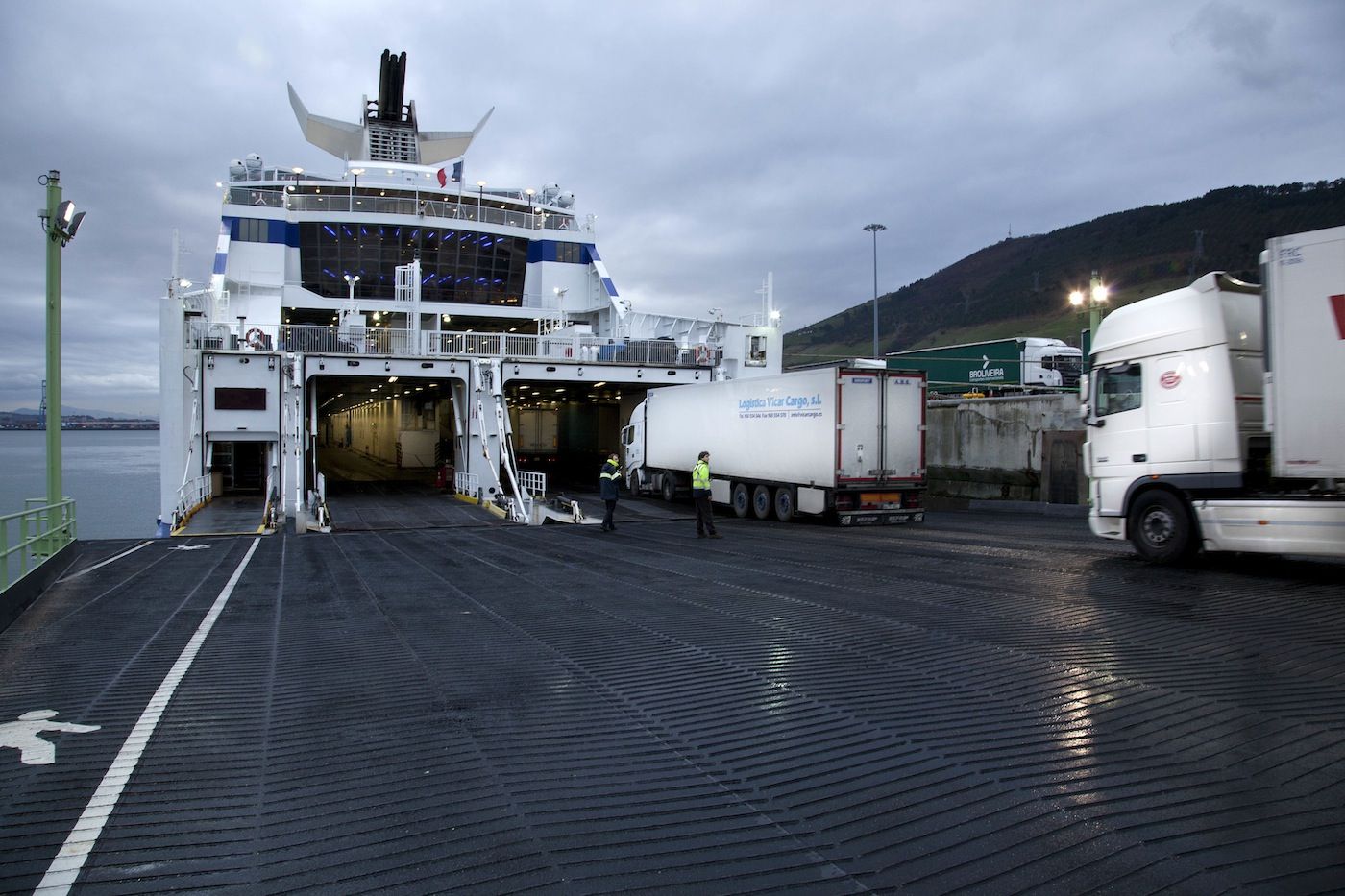 Ro-Ro camiones entrando en ferry puerto de Bilbao