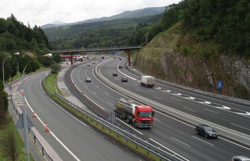 Circulación de camiones en autopista de peaje en Navarra