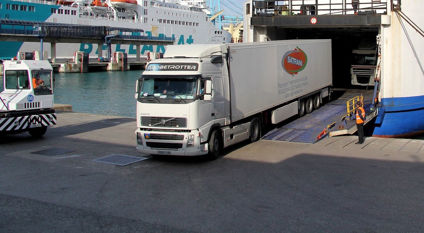 Camiones desembarcando-embarcando en la línea Algeciras-Tánger Med