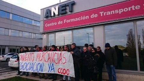 Concentracion de CCOO frente a la sede de Anet