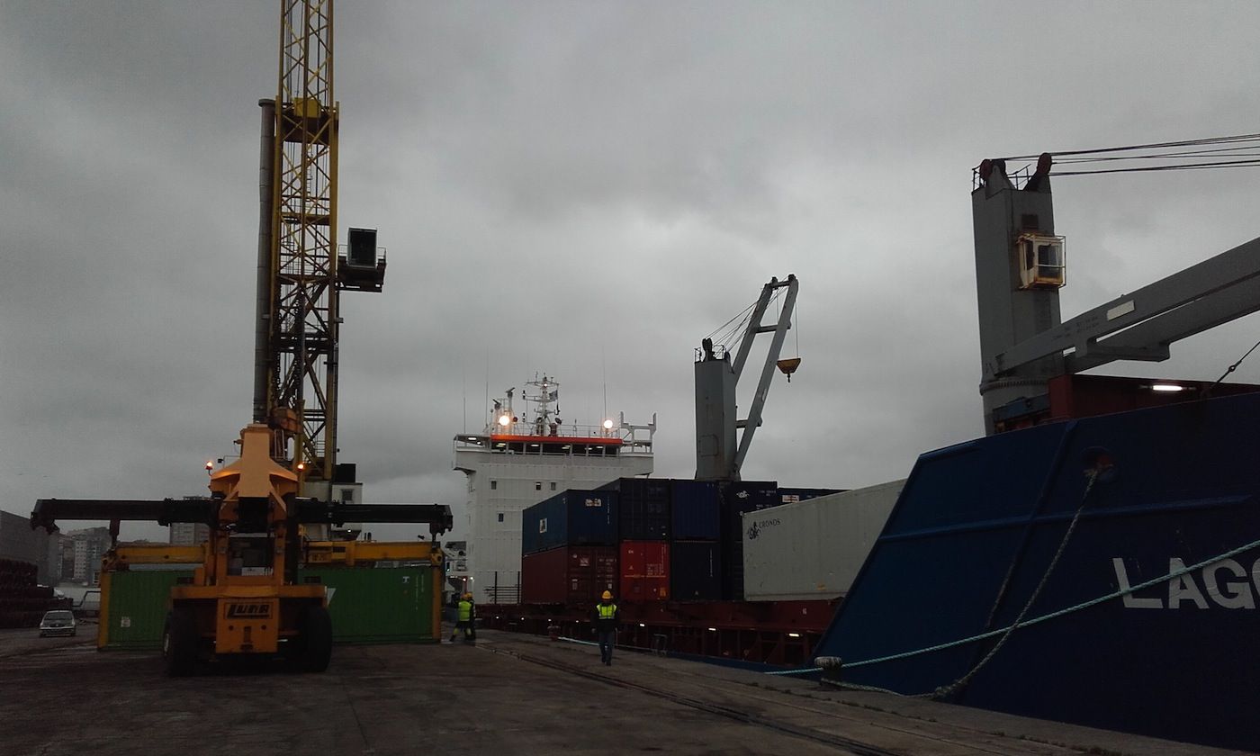 Operativa de descarga de contenedores en el puerto de La Coruna