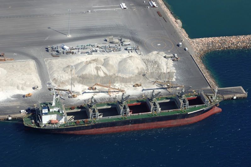 Buque descargando graneles sólidos en el muelle de Pechina en el puerto de Almeria