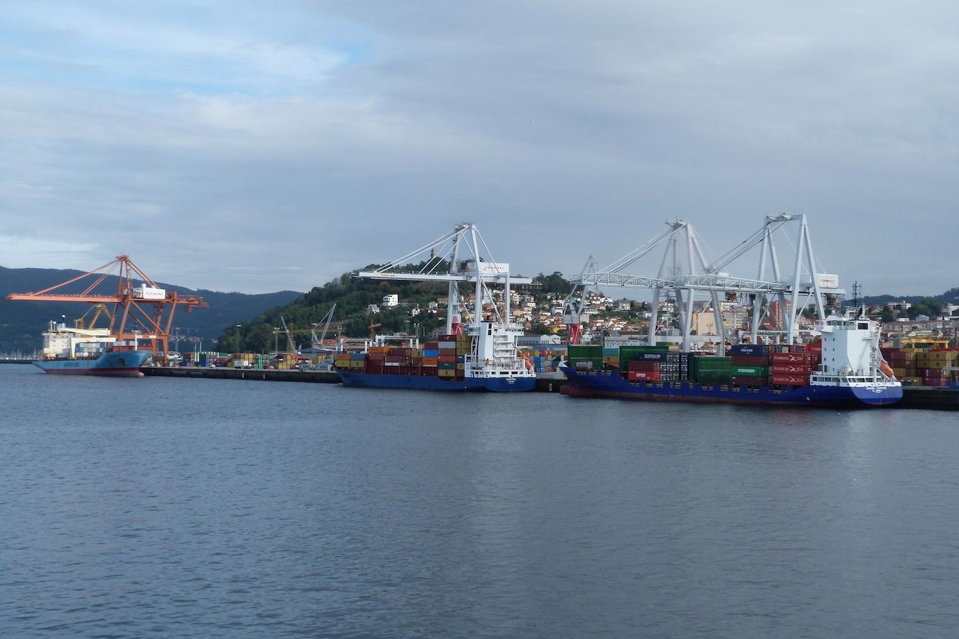 Operativa de carga de contenedores en la terminal Termavi del puerto de Vigo