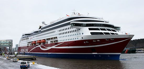 Ferry de Viking Line operando en el puerto finlandés de Turku