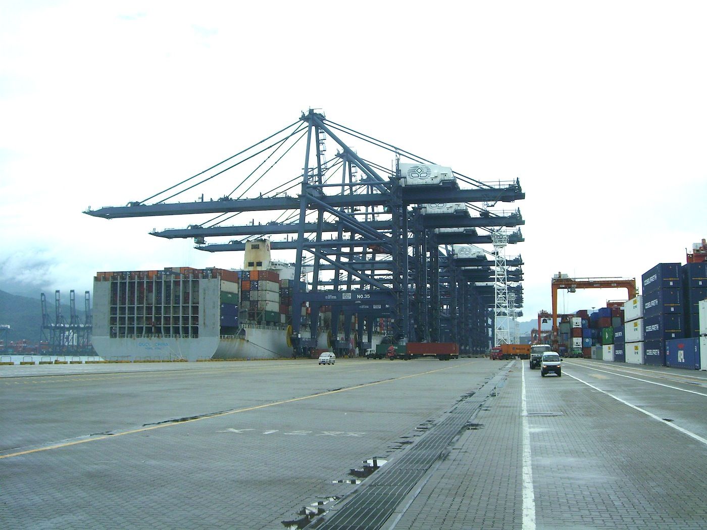 Grúas contenedores en el puerto Shenzhen