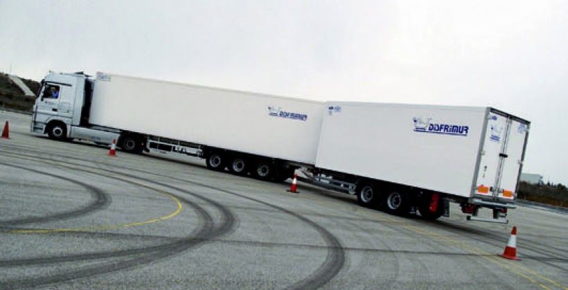 Ensayo de maniobrabilidad con una configuración de megatruck Ensayo de maniobrabilidad con una configuración de megatruck