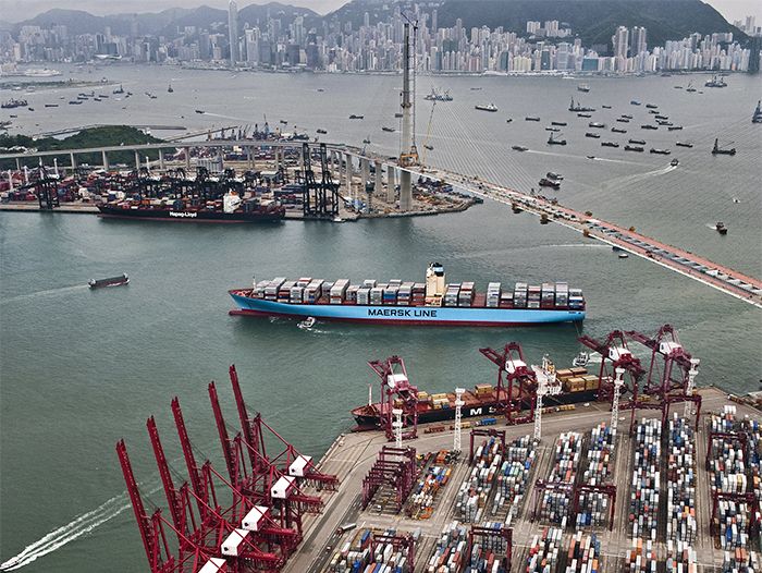 Maersk llegando al puerto de Hong Kong