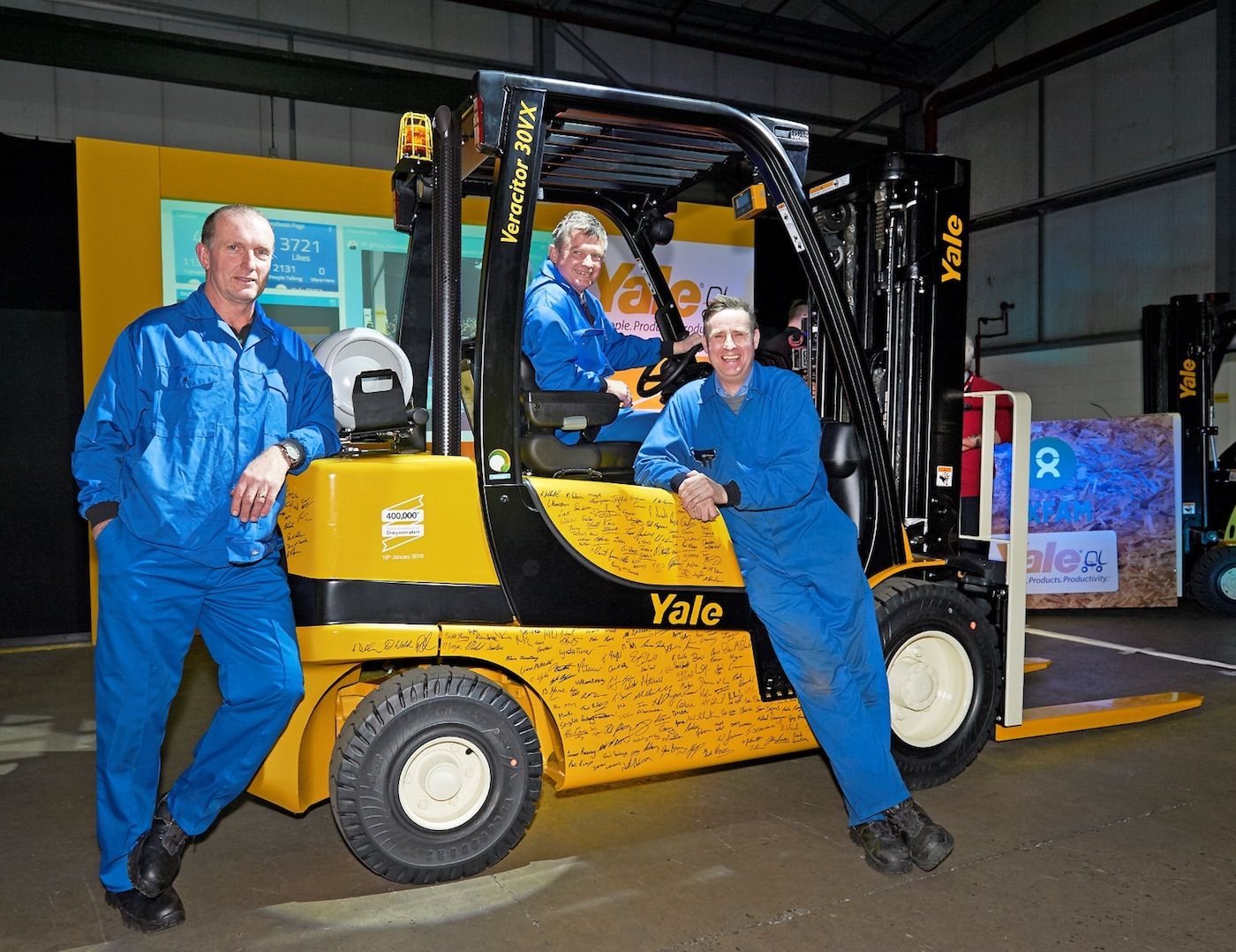 Los empleados de Yale firman la carretilla entregada a Oxfam