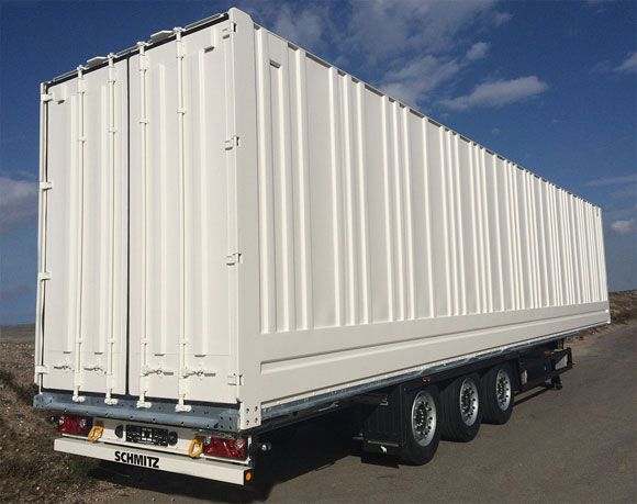 Schmitz Cargobull desarrolla un furgon especial de chapa para el transporte de ropa colgada