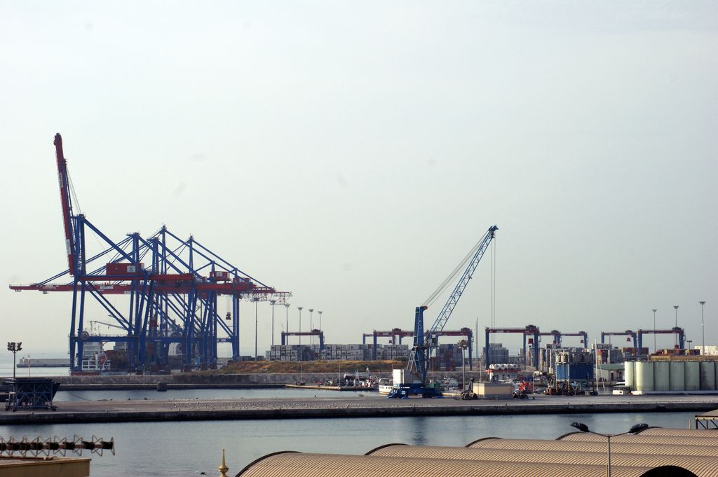El puerto de Malaga reducira las tasas a buques y mercancias.