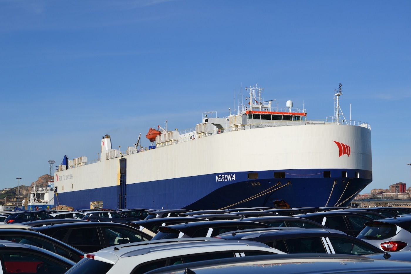 El buque Verona escala por primera vez en el puerto de Santander