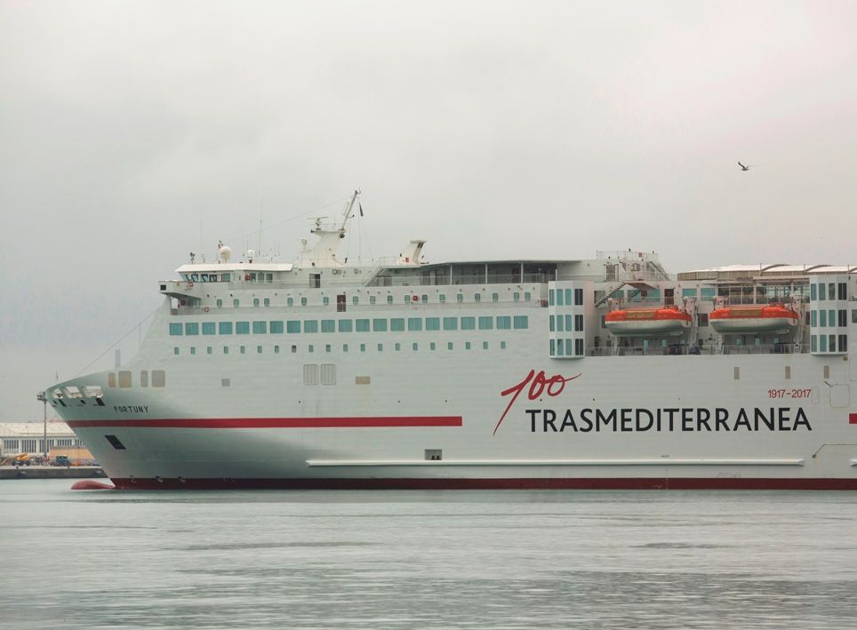 El Fortuny ha sido el primer buque de Trasmediterranea en lucir el logo del centenario de la naviera