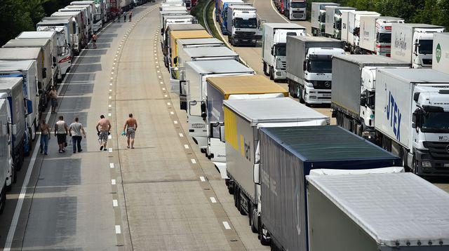 Filas de camiones esperan por los controles fronterizos implantados por varios países