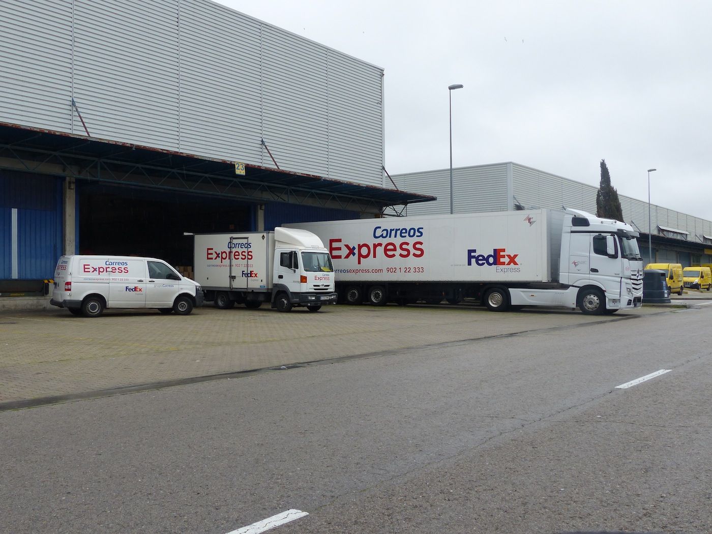 vehiculos Correos Express en nave CTM Madrid vehiculos Correos Express en nave CTM Madrid