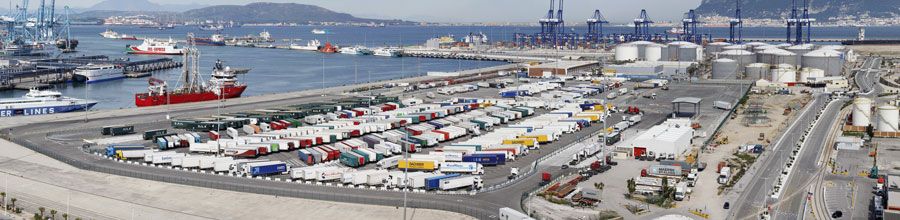 aparcamiento de camiones en el puerto de Algeciras