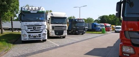 Camiones aparcados en un área de servicio en Alemania.