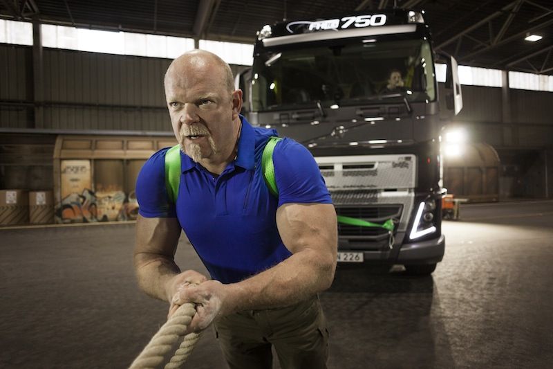 El hombre más fuerte del mundo pone a prueba la transmisión I-Shift de Volvo