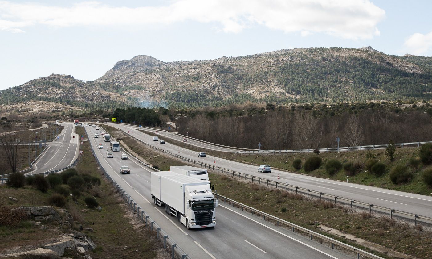 La DGT realiza pruebas en trafico real con un megacamion con tractora Scania