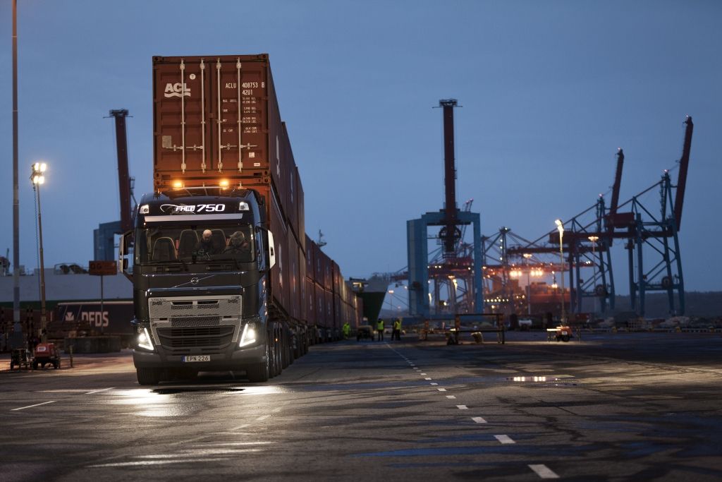 Un Volvo FH16 con la caja i-Shift de marchas supercortas arrastra 750 toneladas Un Volvo FH16 con la caja i-Shift de marchas supercortas arrastra 750 toneladas