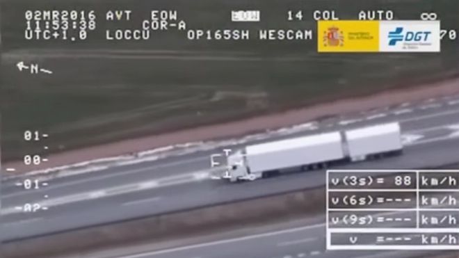 prueba-de-la-DGT-con-un-megacamion-en-trafico-real