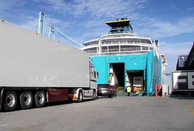 Embarque-camiones-Puerto-de-Algeciras