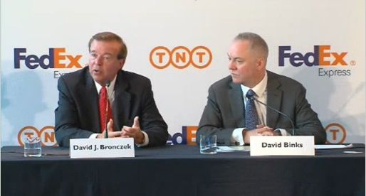 Bronczek y Binks en la conferencia de prensa del anuncio de la compra de TNT por parte de Fedex Bronczek y Binks en la conferencia de prensa del anuncio de la compra de TNT por parte de Fedex