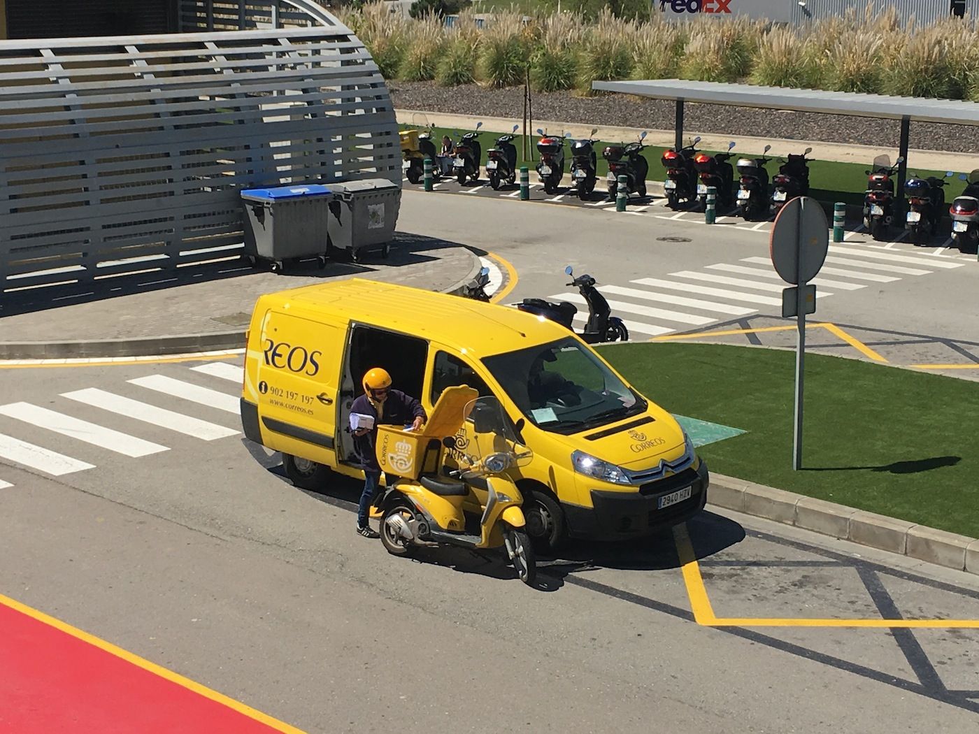 Furgoneta y moto de Correos