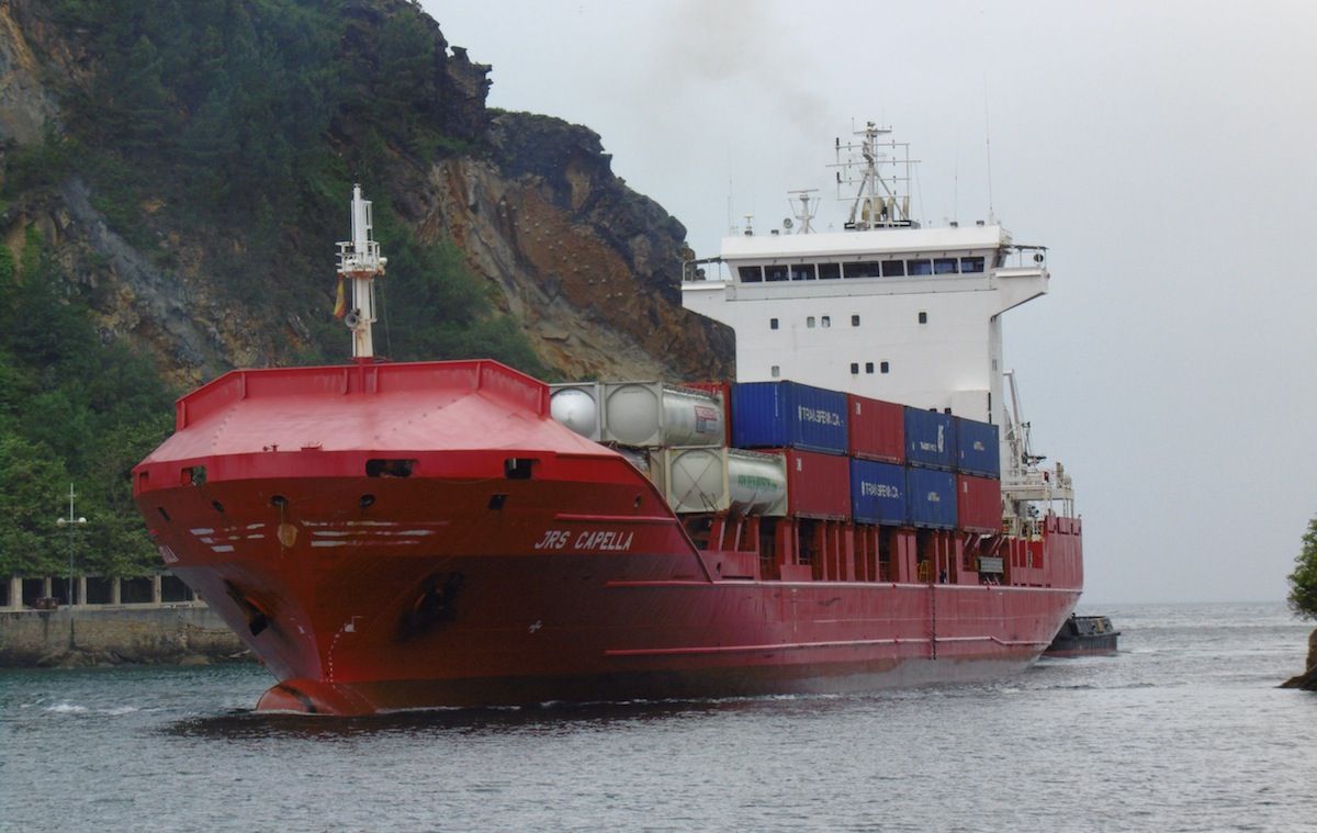 El buque JRS Capella se incorpora a la linea de contenedores entre Pasajes y Amberes