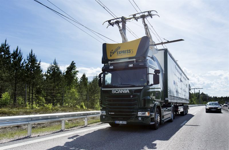Camion Scania en autopista electrica
