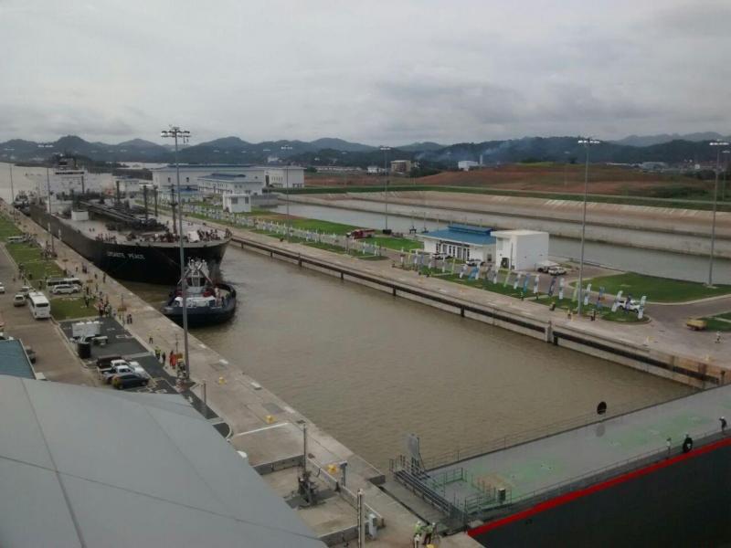 El Lycaste Peace atraviesa el Canal de Panama ampliado