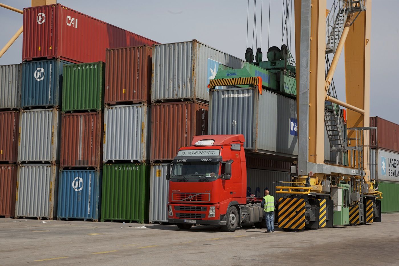 transporte de contenedors en el puerto de Valencia