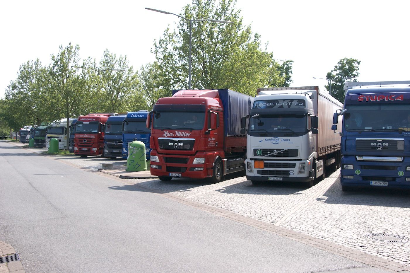 camiones aparcados en una autopista en Alemania