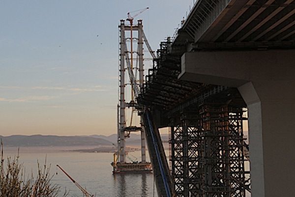 El puente colgante sobre el golfo de Izmit en Turquía entra en servicio