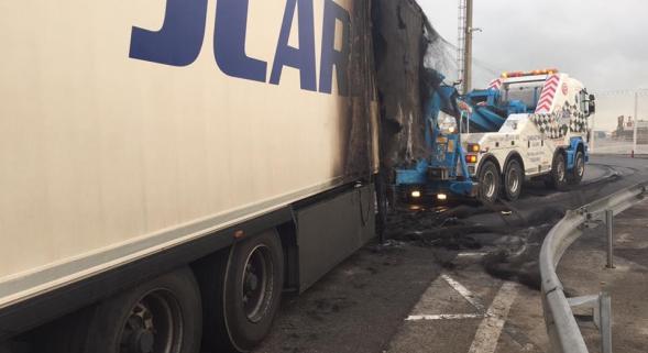 Un camion de J Carrion ha sido incendiado en las proximidades de Calais por los inmigrantes