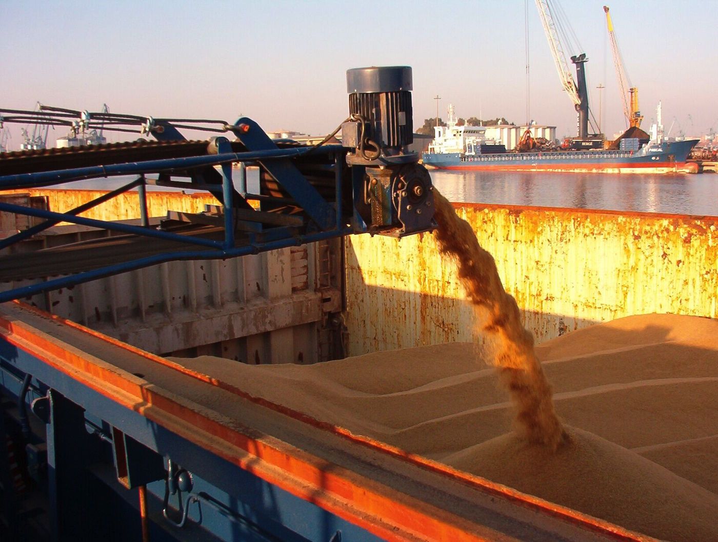 Carga de cereales en el puerto de Sevilla