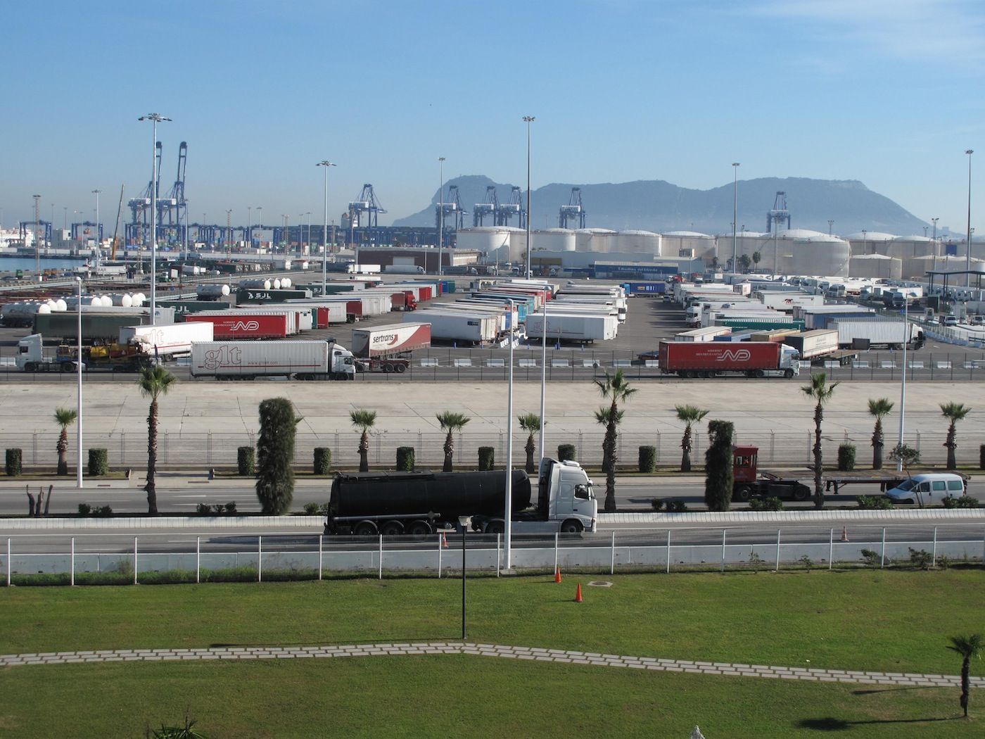 Aparcamiento camiones en el puerto de Algeciras