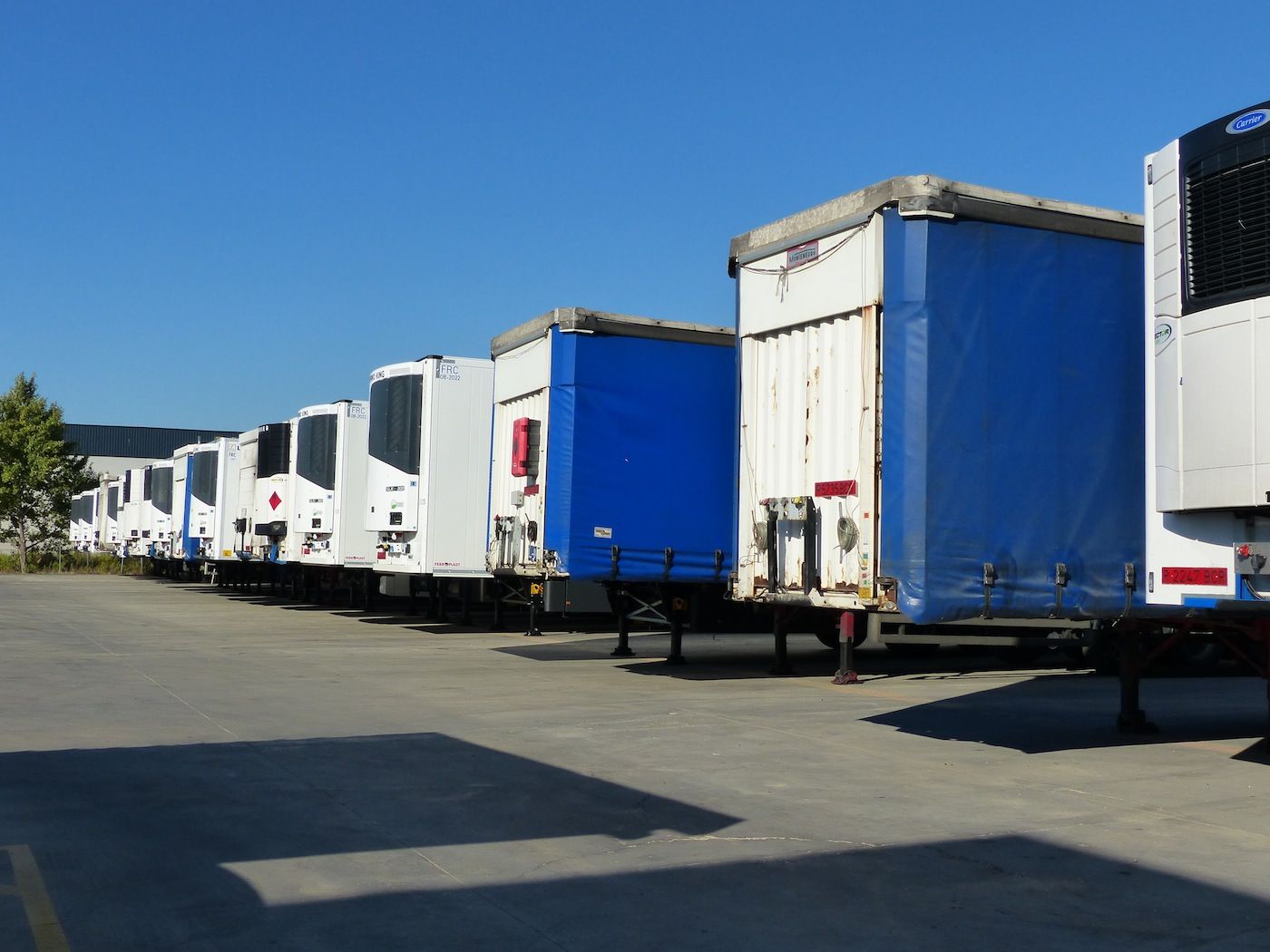 Semirremolques en la base de Tip Trailers en Alcalá de Henares Semirremolques en la base de Tip Trailers en Alcalá de Henares