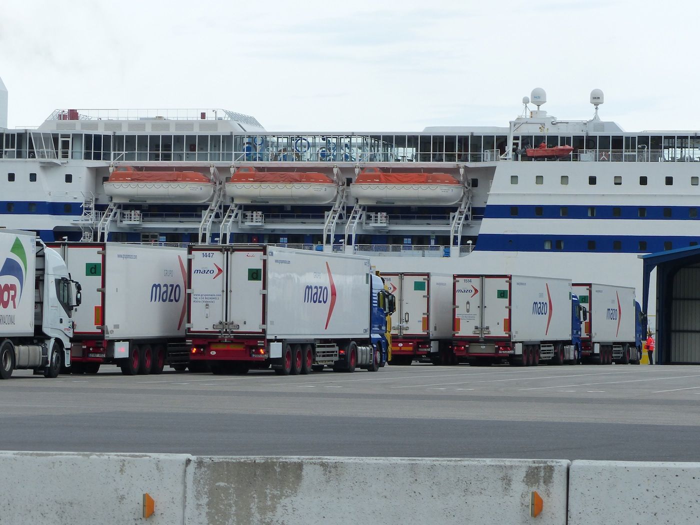 camiones de transportes mazo esperando a embarcar en el Cap Finistere copia