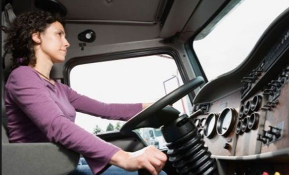 Mujer conductora de camion transporte internacional mujeres