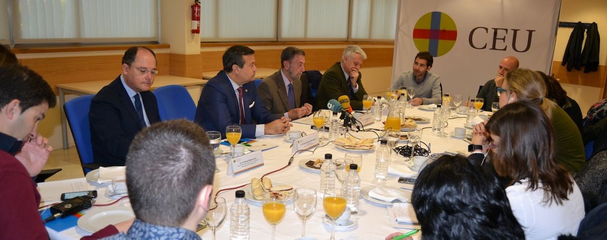 gracia-se-reune-con-la-prensa-en-las-instalaciones-del-ceu