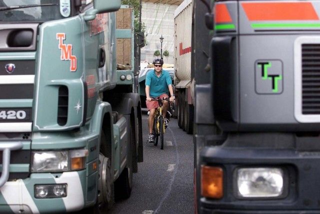 ciclista-entre-camiones